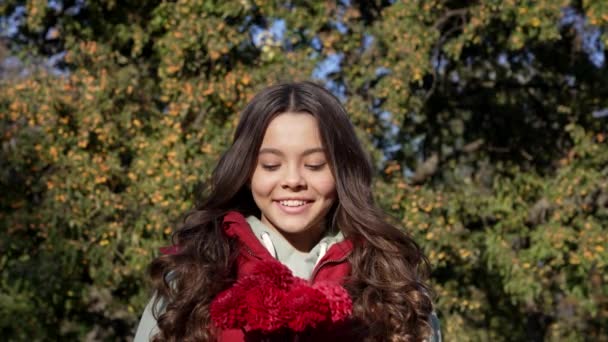Щаслива Дівчина Підліток Осінніми Квітами Надворі Повільний Рух Дівчини Підлітка — стокове відео