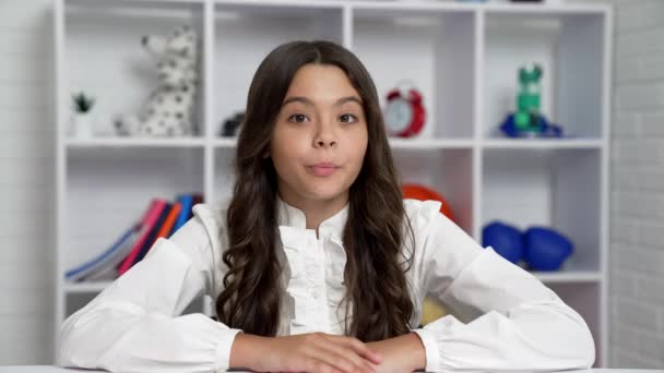 Veselý Dospívající Dívka Mává Ahoj Ukazující Palec Nahoru Mluví Kameru — Stock video