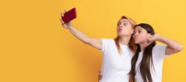 Anne ve kız çocuk afişi, kopyalama alanı, izole bir arka plan. mobil teknoloji. Görüntülü arama yapıyorum. Anne-kız vloglama. çevrimiçi iletişim