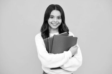 Okula dönelim. Kitaplı liseli bir kızın portresi. Çocuk okulu ve eğitim konsepti. Öğrenci kız. Mutlu yüz, pozitif ve gülümseyen genç kız duyguları