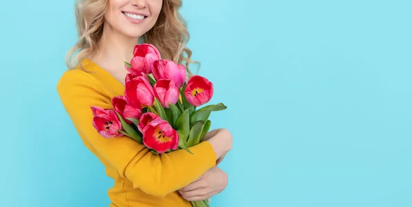 Mavi Arka Planda Bahar Lale Çiçekleri Olan Pozitif Genç Bir — Stok fotoğraf