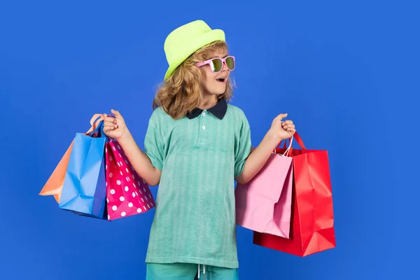 小孩购物者 在购物时穿着时髦衣服的孩子 带着购物袋的小孩带购物袋的购物者儿童在工作室背景下摆购物袋 — 图库照片