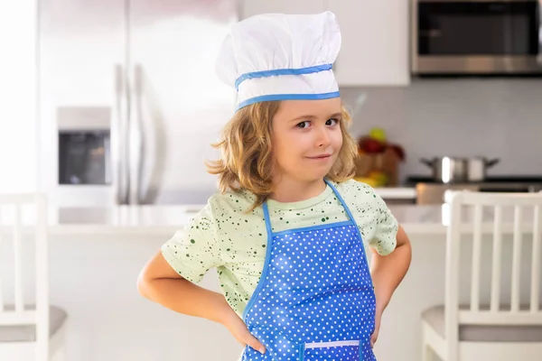 Engraçado Criança Stand Mesa Cozinha Divertir Cozimento Fazendo Padaria Preparando — Fotografia de Stock