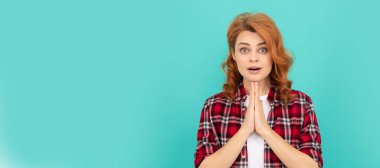 Kıvırcık saçlı, kareli gömlekli kızıl saçlı dua eden kadın, dua et. İzole edilmiş yüz portresi, kopyalama alanı oluşturulmuş pankart