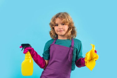 Evde temizlik yapan küçük bir çocuk. Çocuk ev işi yapıyor, eğleniyor. Mavi arka planda ıslak düz paspasla çocuk temizlikçi portresi