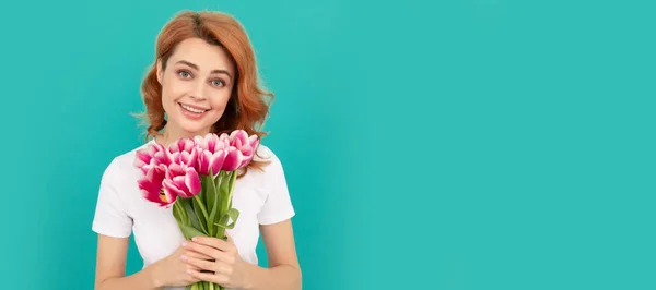 Boldog Tulipán Virág Csokor Kék Háttérrel Tavasz Elszigetelt Arc Portré — Stock Fotó