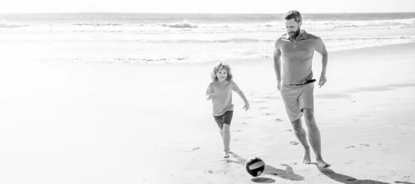 Baner Ojca Syna Grać Piłkę Nożną Lub Piłkę Nożną Plaży — Zdjęcie stockowe
