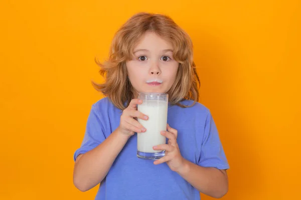 Çocuk Taze Süt Içiyor Stüdyonun Arka Planında Bir Bardak Sütü — Stok fotoğraf