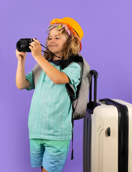 Turystka Podróżującą Torbą Podróżną Dzieciak Walizką Izolowanym Tle Studia — Zdjęcie stockowe