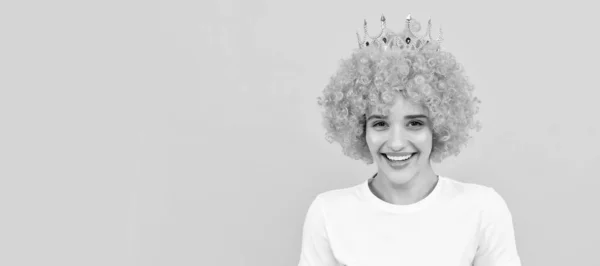 Счастливая Странная Эгоистичная Женщина Кудрявом Клоунском Парике Королевской Короне Вечеринки — стоковое фото