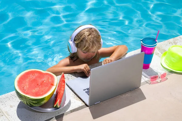 Child Work Laptop Pool Kid Working Laptop Swimming Pool Summer — Stockfoto