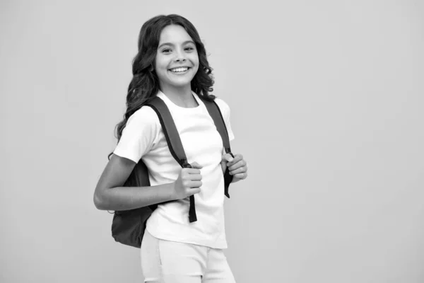 Schulmädchen Mit Rucksack Teenager Student Mit Isoliertem Hintergrund Kinder Lernen — Stockfoto