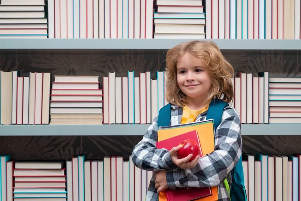 Παιδί Του Σχολείου Βιβλία Στη Βιβλιοθήκη Μικρό Μαθητικό Παιδί Πορτρέτο — Φωτογραφία Αρχείου