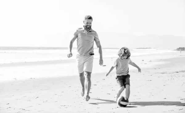 Criança Pai Correndo Praia Férias Verão Com Bola Felicidade — Fotografia de Stock
