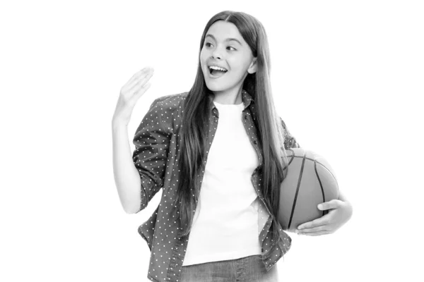 年轻的少女篮球运动员站在白色的背景上 孩子运动的概念 积极的生活方式 团队游戏 业余爱好 快乐微笑的少女的画像 — 图库照片