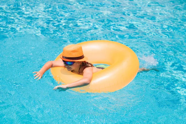 Child Swim Ring Floating Blue Swimming Pool Inflatable Ring Rest — Stock Photo, Image