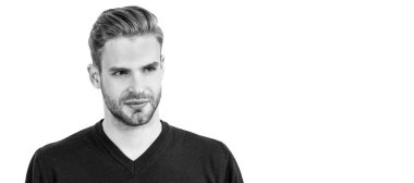 Görünüşün çok moda. Beyaz tenli yakışıklı adam. İnsan yüzü portresi, kopyalama alanı olan pankart