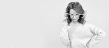 İzole edilmiş yüz portresi, fotokopi alanı olan pankart. Güzel görünüş. Güzelliğin portresi. Neşeli bayan. Parti gözlüklü gülen kızıl saçlı kadın.