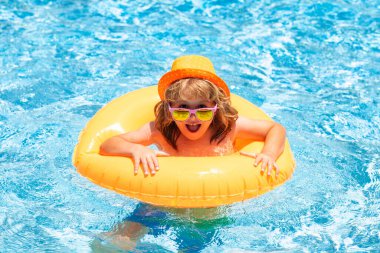 Mutlu çocuk yüzme havuzunda oynuyor. Yaz tatili kavramı. Yaz çocukları sahilde deniz suyunda portre yapar.