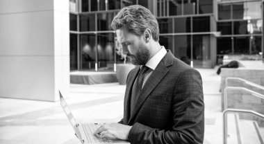 e-postayı kontrol et Serbest çalışan adam blogu çevrimiçi. İnternette yazıyorum. İş adamı blog yazmak için dizüstü bilgisayar kullanıyor. Sosyal ağ ve web günlüğü. İş bilgisayarı iletişimi. Modern teknoloji. İnternet erişimi.