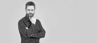 Tarzından taviz vermeden. Orta yaşlı bir adam sakallı çeneye dokunuyor. Sıradan bir tarzı var. İnsan yüzü portresi, kopyalama alanı olan pankart