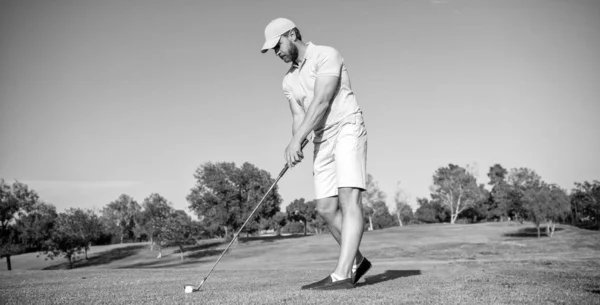 Sportovní Muž Hraje Golf Zelené Trávě Golfové Hřiště — Stock fotografie