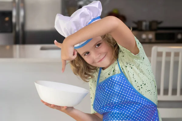 요리사 모자를 주방에서 음식을 준비하는 앞치마를 입은아이 아이들을 요리하고 앞치마를 — 스톡 사진
