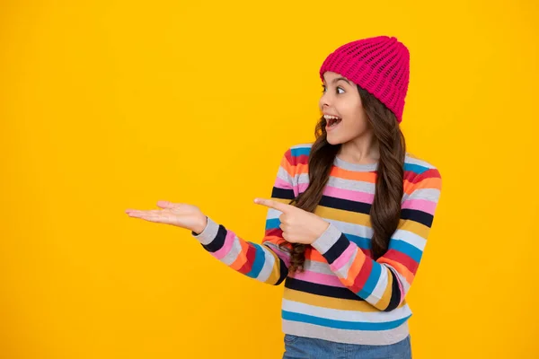 Amazed Teenager Winter Hat Cold Season Concept Winter Fashion Accessory — 图库照片
