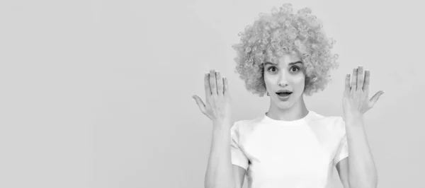 Surprised Freaky Woman Curly Clown Wig Raised Hands Surprise Woman — Stockfoto