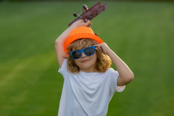 Dzieciństwo Wsi Dzieciak Bawiący Się Zabawkowym Samolotem Polu Dziecko Pilot — Zdjęcie stockowe
