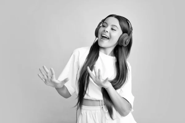 Підліток Сучасних Бездротових Навушниках Насолоджується Пісенною Музикою Аудіо Додатку Слухаючи — стокове фото