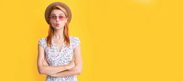 여성들은 초상화를 노란색 배경의 밀짚모자와 선글라스를 — 스톡 사진