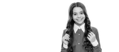 Çocuk portresinin beyaz, güzel, uzun kıvırcık saçları olmasına sevindim. Çocuk yüzü, yatay poster, izole edilmiş genç kız portresi, fotokopi alanı olan pankart