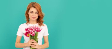 İzole edilmiş bir yüz portresi, kopyalanmış bir afiş. Mavi arka planda lale çiçeği buketi olan kız