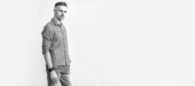 İnsan yüzü portresi, fotokopi alanı olan pankart. Gri tüylü yakışıklı adam. Erkek güzelliği. Gri saçlı, beyaz bir adam portresi.