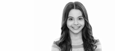 Mutlu bir gülümseme. Gülümseyen çocuk yüzü. Beyaz üzerinde izole edilmiş bir kız portresi. Çocuk yüzü, yatay poster, izole edilmiş genç kız portresi, fotokopi alanı olan pankart