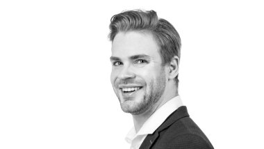 Yakışıklı adammış. Mutlu iş adamının portresi. Profesyonel bir adamın portresi. Gülümseyen iş adamının yüzü. Kendine güvenen gülümseme, kopyalama alanı.