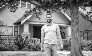 Neşeli sakallı adam emlakçı bilgisayar ya da mahalle ile ev yürüyüşü satıyor ya da kiralıyor..