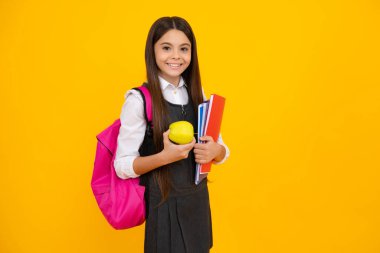 Okul çocuğu, okul çantalı genç kız. Sırt çantası taşıyıcı apolet ve sarı izole stüdyo geçmişi ile ilgili kitaplar. Çocuk okulu ve eğitim konsepti