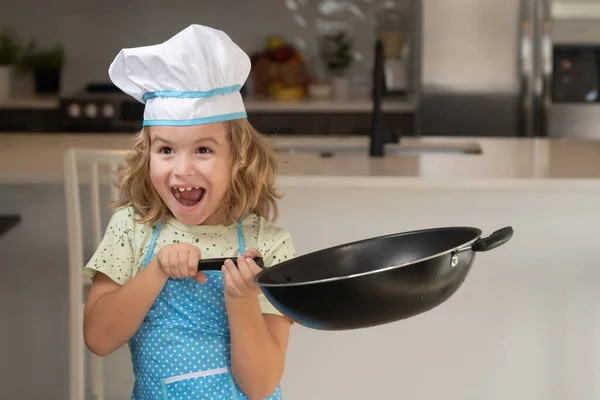 Ребенок Шеф Повар Готовить Кулинарию Кастрюлей Кухне Повар Повар Шляпе — стоковое фото
