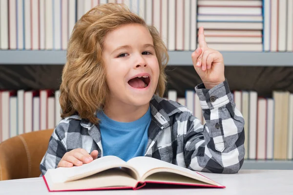 本屋や図書館で読書する子供 — ストック写真