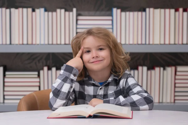 Освіта Концепція Школи Дитина Читає Книгу Книжковому Магазині Або Бібліотеці — стокове фото