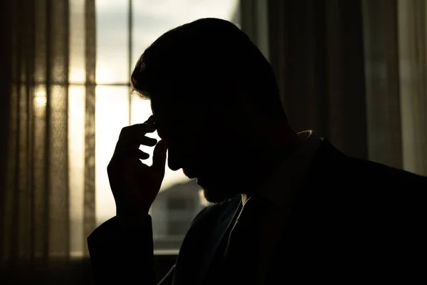 Zmęczony Człowiek Cierpiący Ból Głowy Pracy Komputera Wyczerpany Zamkniętymi Oczami — Zdjęcie stockowe