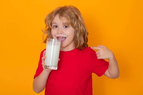Sarı Üzerine Izole Edilmiş Süt Içen Çocuk Süt Bıyıklı Küçük — Stok fotoğraf