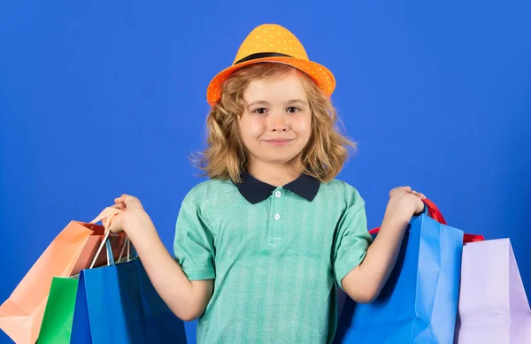 Criança Moda Compras Retrato Uma Criança Com Sacos Compras Rapaz — Fotografia de Stock
