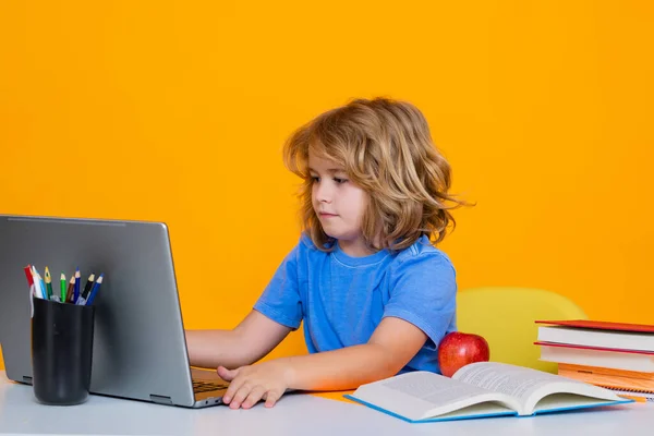 Criança Escolar Usando Computador Portátil Aprendizado Estudante Criança Escola Língua — Fotografia de Stock