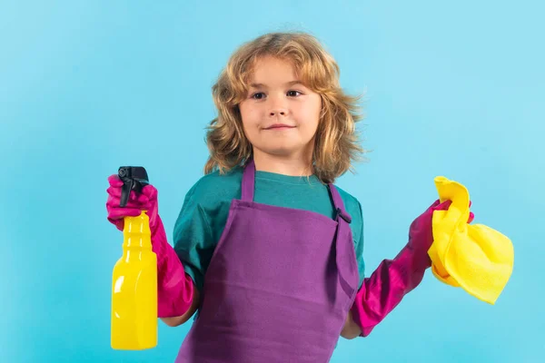 Studio Portret Dziecka Pomaga Pracach Domowych Sprzątanie Domu Sprzątanie Prace — Zdjęcie stockowe