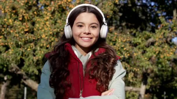 Ευτυχισμένη Έφηβη Που Ακούει Μουσική Φορώντας Ακουστικά Αργή Κίνηση Των — Αρχείο Βίντεο