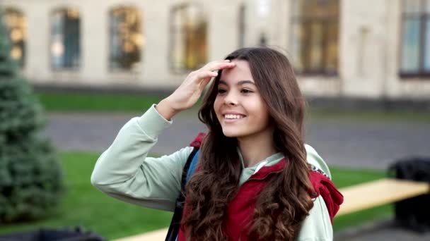 在户外上学的少女 外面的女学生 带着背包上学的少女 在公园里学龄少女的慢动作 — 图库视频影像