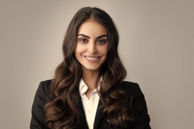 Kadın iş modeli yüzü. Mutlu gülümseyen kadın portresi. Çekici, hoş, neşeli, günlük giysiler içinde mutlu ve tasasız bir geçmişi olan bir genç kız.